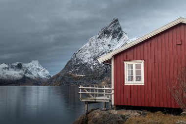 Norveç, Lofoten Adaları 'ndaki güzel kış manzarası