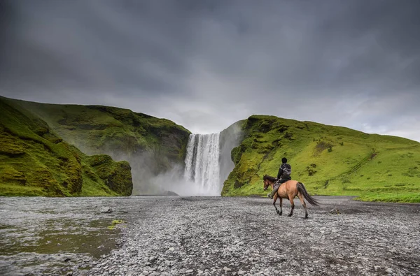 Jeździec Konny Pobliżu Wodospadu Skogafoss Lecie Islandia — Zdjęcie stockowe