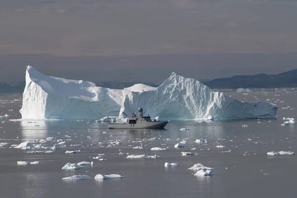 Büyük Buzdağları Olan Güzel Bir Manzara — Stok fotoğraf