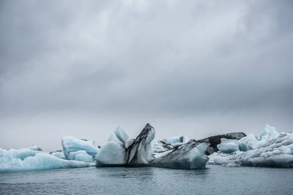 アイスランドのジョクルサロン氷河の氷のラグーン — ストック写真