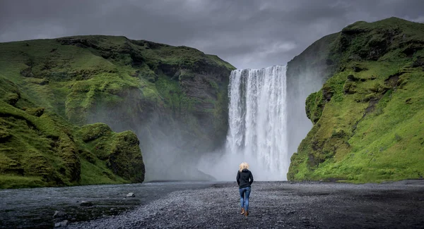 Ung Flicka Går Nära Skogafoss Vattenfall Sommaren Island — Stockfoto