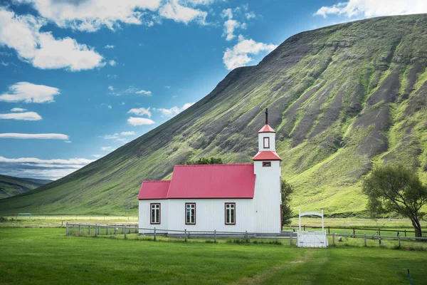 Mooie Kleine Rode Kerk Ijsland — Stockfoto