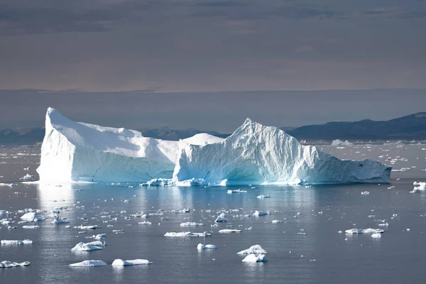 Bellissimo Paesaggio Con Grandi Iceberg — Foto Stock