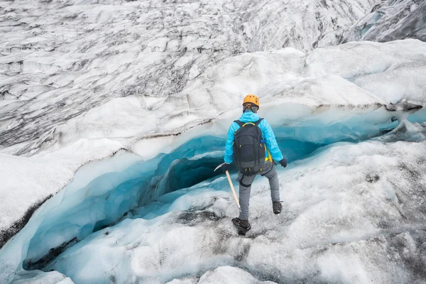 Pessoas Caminham Glaciar — Fotografia de Stock