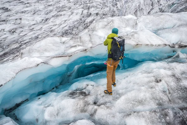 Pessoas Caminham Glaciar — Fotografia de Stock