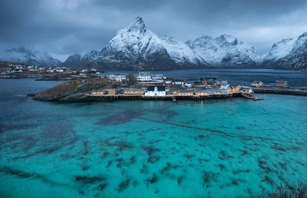 ノルウェー ロフテン島の冬にモスケネス村 — ストック写真
