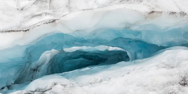 アイスランドの氷河の洞窟の中 — ストック写真