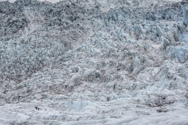 Nsanlar Buzulda Yürüyüş Yapıyor — Stok fotoğraf