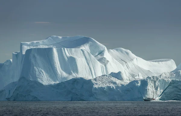 커다란 빙산으로 뒤덮인 아름다운 — 스톡 사진