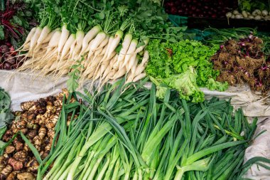 Masada çeşitli sebzeler var