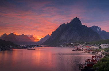 Norveç 'in Lofoten Adaları' ndaki Reine balıkçı köyünde gece yarısı güneşi ve gün batımı