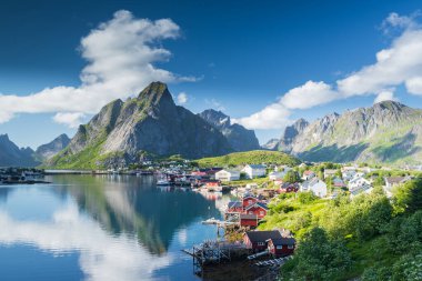 Yaz, Norveç 'te Lofoten Adalarındaki güzel Reine balıkçı köyü