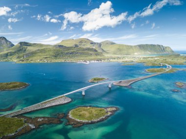 Norveç 'in yaz mevsiminde Lofoten Adaları' ndaki güzel manzaranın hava manzarası