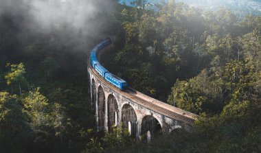 Ella, Sri Lanka 'daki ünlü dokuz kemerli köprüye tren varmak üzere.