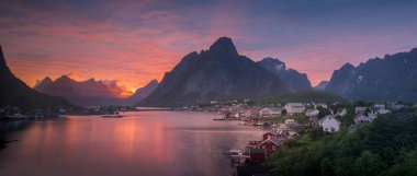Norveç 'in Lofoten Adaları' ndaki Reine balıkçı köyünde gece yarısı güneşi ve gün batımı