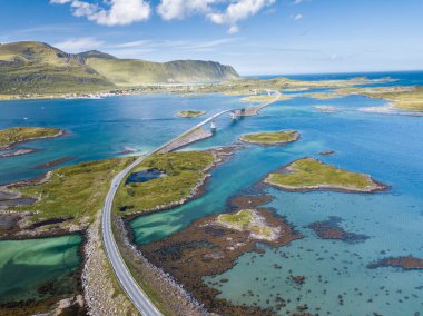 Norveç 'in yaz mevsiminde Lofoten Adaları' ndaki güzel manzaranın hava manzarası