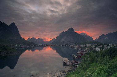 Norveç 'in Lofoten Adaları' ndaki Reine balıkçı köyünde gece yarısı güneşi ve gün batımı