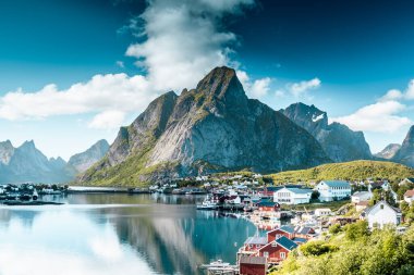 Yaz, Norveç 'te Lofoten Adalarındaki güzel Reine balıkçı köyü