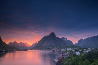 Norveç 'in Lofoten Adaları' ndaki Reine balıkçı köyünde gece yarısı güneşi ve gün batımı