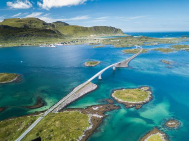 Norveç 'in yaz mevsiminde Lofoten Adaları' ndaki güzel manzaranın hava manzarası