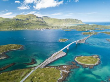 Norveç 'in yaz mevsiminde Lofoten Adaları' ndaki güzel manzaranın hava manzarası