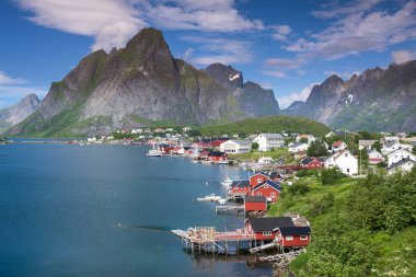 Yaz, Norveç 'te Lofoten Adalarındaki güzel Reine balıkçı köyü