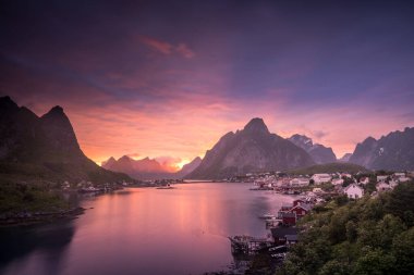 Norveç 'in Lofoten Adaları' ndaki Reine balıkçı köyünde gece yarısı güneşi ve gün batımı