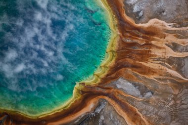 Yellowstone Ulusal Parkı 'ndaki Büyük Prizma Baharı' nın havadan görünüşü, ABD