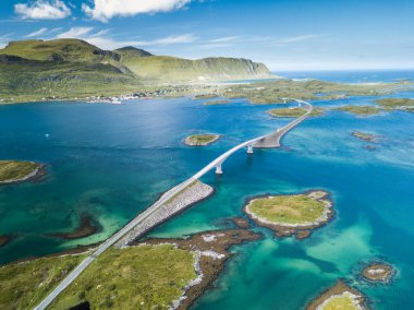 Norveç 'in yaz mevsiminde Lofoten Adaları' ndaki güzel manzaranın hava manzarası