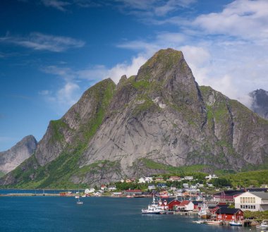 Yaz, Norveç 'te Lofoten Adalarındaki güzel Reine balıkçı köyü