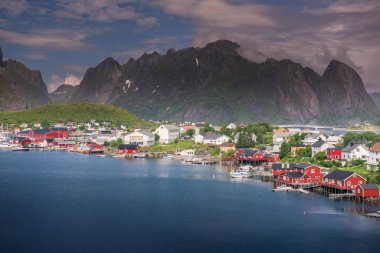 Yaz, Norveç 'te Lofoten Adalarındaki güzel Reine balıkçı köyü