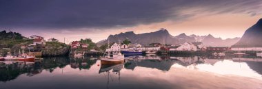 Norveç 'in Lofoten Adaları' ndaki Reine balıkçı köyünde gece yarısı güneşi ve gün batımı