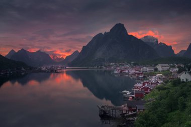 Norveç 'in Lofoten Adaları' ndaki Reine balıkçı köyünde gece yarısı güneşi ve gün batımı