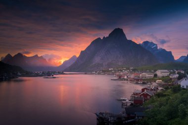 Norveç 'in Lofoten Adaları' ndaki Reine balıkçı köyünde gece yarısı güneşi ve gün batımı