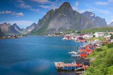 Yaz, Norveç 'te Lofoten Adalarındaki güzel Reine balıkçı köyü