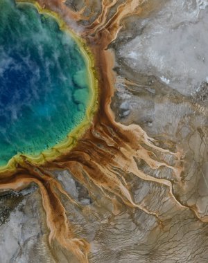 Yellowstone Ulusal Parkı 'ndaki Büyük Prizma Baharı' nın havadan görünüşü, ABD