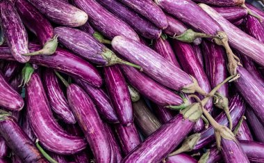 Masada çeşitli sebzeler var