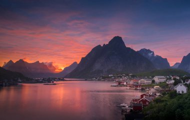 Norveç 'in Lofoten Adaları' ndaki Reine balıkçı köyünde gece yarısı güneşi ve gün batımı