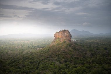 Pidurangala kayası Sri Lanka 'dan Sigirya aslan kalesi