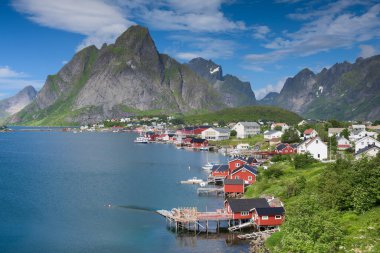 Yaz, Norveç 'te Lofoten Adalarındaki güzel Reine balıkçı köyü