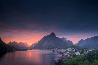 Norveç 'in Lofoten Adaları' ndaki Reine balıkçı köyünde gece yarısı güneşi ve gün batımı