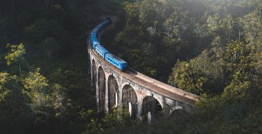 Ella, Sri Lanka 'daki ünlü dokuz kemerli köprüye tren varmak üzere.