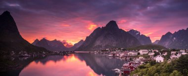 Norveç 'in Lofoten Adaları' ndaki Reine balıkçı köyünde gece yarısı güneşi ve gün batımı