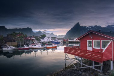 Norveç 'in Lofoten Adasındaki Hamnoy balıkçı köyünde gece yarısı güneşi ve gün batımı