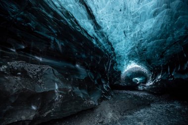 İzlanda 'da bir buzul mağarasında.