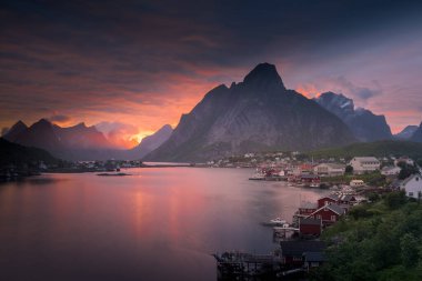 Norveç 'in Lofoten Adaları' ndaki Reine balıkçı köyünde gece yarısı güneşi ve gün batımı