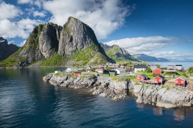 Norveç 'in Lofoten Adası' ndaki Hamnoy balıkçı köyü