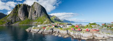 Norveç 'in Lofoten Adası' ndaki Hamnoy balıkçı köyü