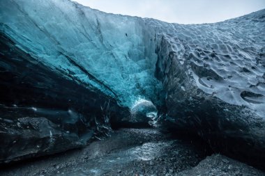 İzlanda 'da bir buzul mağarasında.