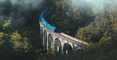 Ella, Sri Lanka 'daki ünlü dokuz kemerli köprüye tren varmak üzere.